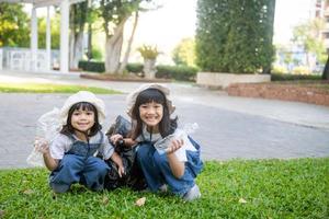 dos niñas asiáticas son basura separada para reciclar foto