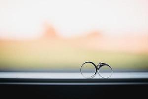 dos anillos de boda en signo de infinito. concepto de amor foto