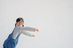 niño actúa como un superhéroe para salvar el mundo foto