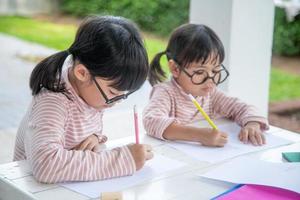 coronavirus covid-19 y aprendizaje desde el hogar, concepto de niño escolar en casa. foto