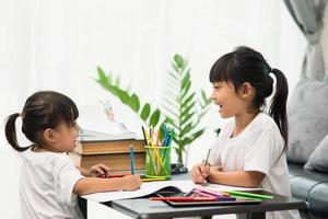 coronavirus covid-19 y aprendizaje desde el hogar, concepto de niño escolar en casa. los niños pequeños estudian en línea aprendiendo desde casa con una computadora portátil. foto