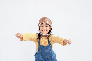 una niña pequeña disfrazada de astronauta está jugando y soñando con convertirse en astronauta. sobre fondo blanco foto
