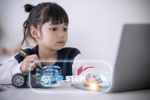 Stem escuela niños aprendiendo educación tecnología edificio robot coche ideas creativas construcción desarrollo programación análisis, iconos gráficos pantalla de interfaz de usuario foto