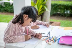 coronavirus covid-19 y aprendizaje desde el hogar, concepto de niño escolar en casa. foto