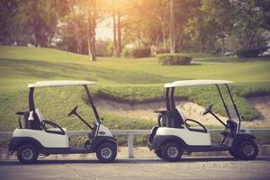 carritos de golf en un campo de golf foto