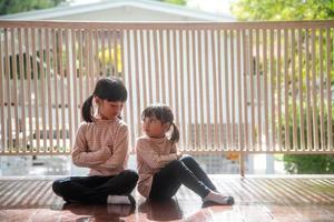 hermanos molestos ignorándose unos a otros en casa foto