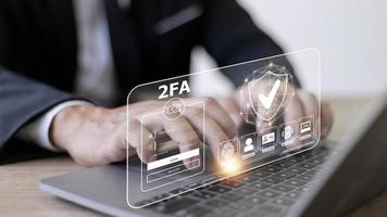 2fa aumenta la seguridad de su cuenta, pantalla de computadora portátil de autenticación de dos factores que muestra un concepto 2fa, datos de protección de privacidad y ciberseguridad. foto