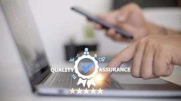 el servicio de garantía de calidad garantiza el concepto estándar de tecnología empresarial de Internet. foto