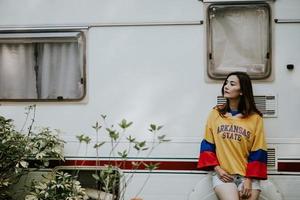 retrato de moda de estilo de vida soleado de verano de mujer joven disfrutar los fines de semana, viajar foto