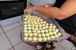 proceso de preparación de bolas de arroz foto