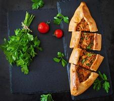 pide comida tradicional turca con carne y verduras foto