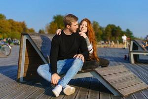 joven pareja abrazándose en un chaise longue foto