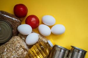 entrega de alimentos sobre un fondo amarillo, huevos y cere foto