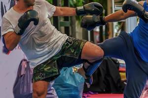 sparring de boxeo tailandés en un estadio de boxeo. foto