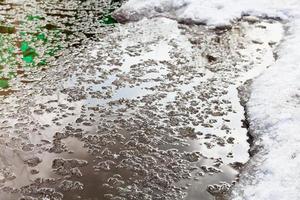 nieve derretida en invierno foto