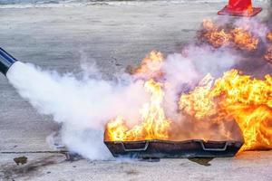 los simulacros de incendio se están preparando para prevenir incendios. foto