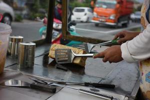 El pan tostado roti bakar es un bocadillo callejero indonesio. foto