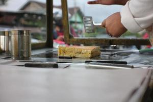 El pan tostado roti bakar es un bocadillo callejero indonesio. foto