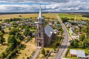 vista aérea sobre el templo barroco o la iglesia católica en el campo foto