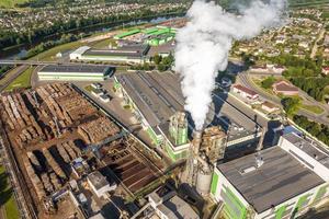 vista aérea de las tuberías del aserradero de la planta de la empresa de carpintería. concepto de contaminación del aire. paisaje industrial contaminación ambiental residuos foto