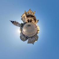 pequeño planeta y vista panorámica aérea esférica 360 en la calle antigua ciudad medieval con iglesia y edificios históricos foto