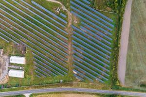 vista aérea en el campo agrícola de paneles solares. energía solar renovable. foto