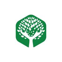 diseño creativo del logotipo del árbol de la mano verde. logotipo de productos naturales. vector