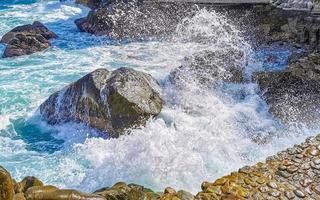 hermosas olas de surfistas rocas acantilados en la playa puerto escondido mexico.