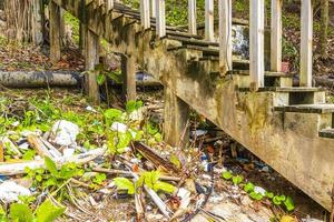basura suciedad plástico veneno basura y contaminación en la playa de tailandia. foto