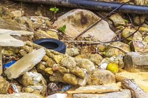 basura suciedad plástico veneno basura y contaminación en la playa de tailandia. foto