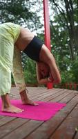 mujer practicando yoga en la naturaleza video