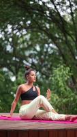 mulher praticando ioga na natureza video
