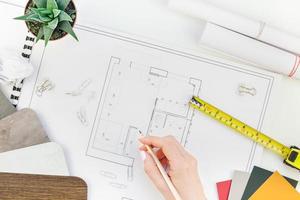 mesa de diseñador de interiores lugar de trabajo con plan de casa foto