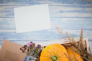 maqueta de carta vacía en blanco con calabazas de otoño foto