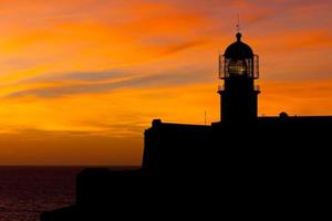 faro de cabo sao vicente, sagres, portugal al atardecer foto