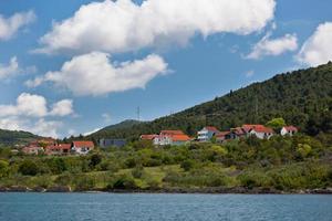 costa croata con vistas al pueblo desde el mar foto