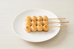 mitarashi dango. bola de masa en salsa de soja dulce foto