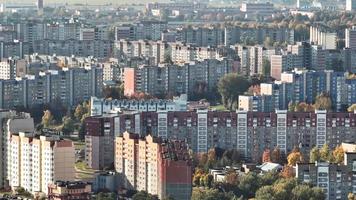 antenn se av stad med skyskrapor och bostads- byggnader. sten djungel video