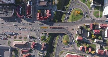 vista aérea acelerada de video 4x arriba en el cruce de carreteras con tráfico pesado en la ciudad