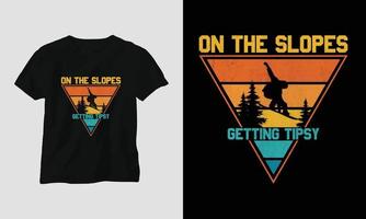 en las laderas obteniendo un diseño de camiseta borracho con montañas, snowboard y estilo retro vector