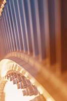 vista de primer plano de los álabes de turbina desde el interior, iluminados por luz de energía. foto