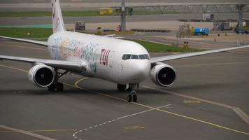 Amsterdam, Niederlande 29. Juli 2017 - TUI Fly Boeing 767 hb JJF Rollen nach der Landung, Shiphol Airport, Amsterdam, Holland video