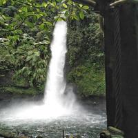 la cascada ubicada en la ciudad de sukabumi, que se encuentra en una montaña, se ha convertido en un lugar turístico favorito para la comunidad, especialmente en la provincia de java occidental. foto