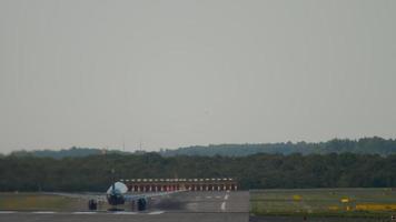 Jet vliegtuig versnellen en draaien, dusseldorf luchthaven video