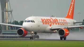 amsterdam, países bajos 24 de julio de 2017 - easyjet airbus 320 g ezwa acelerar antes de la salida en polderbaan 36l, clima lluvioso, aeropuerto shiphol, amsterdam, holanda video