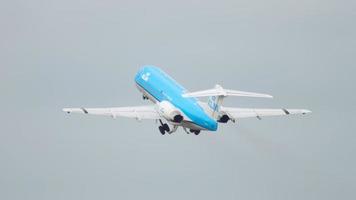 amsterdã, holanda, 25 de julho de 2017 - klm cityhopper fokker 70 ph kzu anthony fokker libré acelerar e partir na pista 36l polderbaan. Aeroporto de Shiphol, Amsterdã, Holanda video