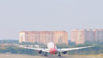 moscou, fédération de russie 13 septembre 2020 - rossiya airlines boeing 777 ei geu sur la piste 24l tourne et décolle tôt le matin, aéroport international de sheremetyevo, svo uuee video