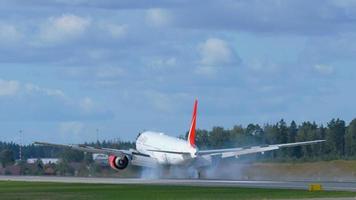 Moskva, ryska federationen 12 september 2020 - Royal flight airlines boeing 777 vp bgk landar på bana 24r på sheremetyevo internationella flygplats video