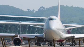 phuket, Thailand november 30, 2019 - rossiya boeing 747 ei xli taxiën voordat vertrek, phuket Internationale luchthaven. video