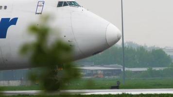 almaty, kazakhstan Maj 4, 2019 - frakt flygplan polär luft boeing 747 n416mc taxning innan avresa. almaty internationell flygplats, kazakhstan video